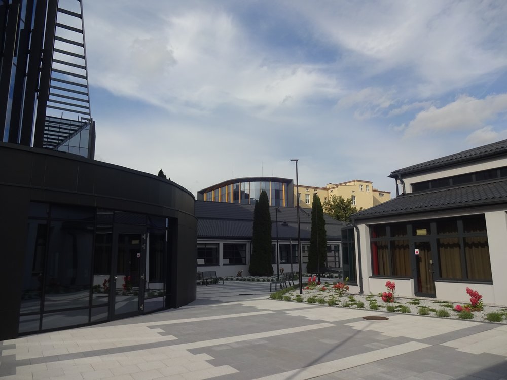 widok dziedzińca przed ELC i WNoW