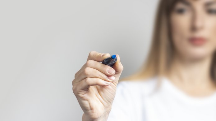 [Translate to English:] kobieta trzymająca w dłoni marker