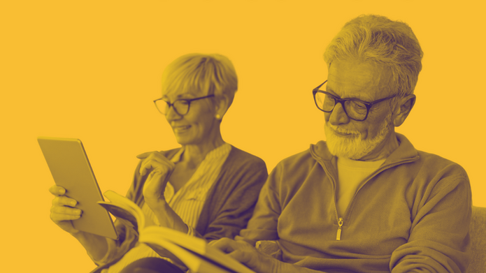 grafika reklamująca kursy angielskiego dla seniorów z żółtym tłem, czerwonym napisem i zdjęciem uśmiechniętej pary seniorów