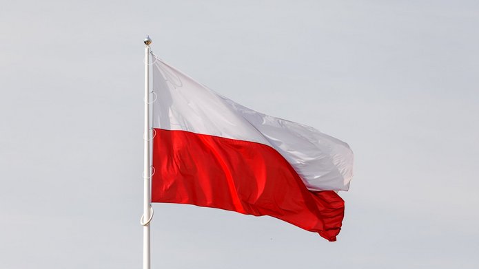 powiewająca polska flaga